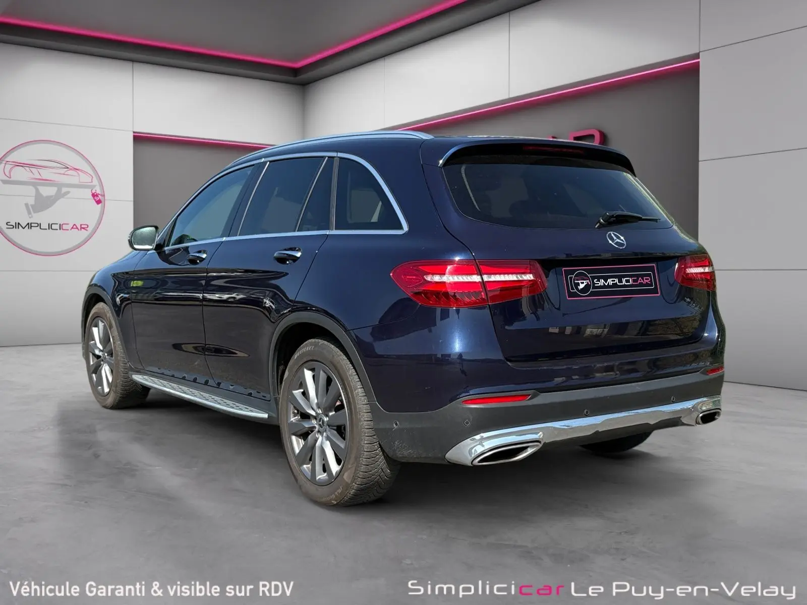 Vue 3/4 arrière droite d'un Mercedes GLC 350 E Hybrid Fascination bleu avec jantes alliage 19 pouces et double sortie d'échappement.