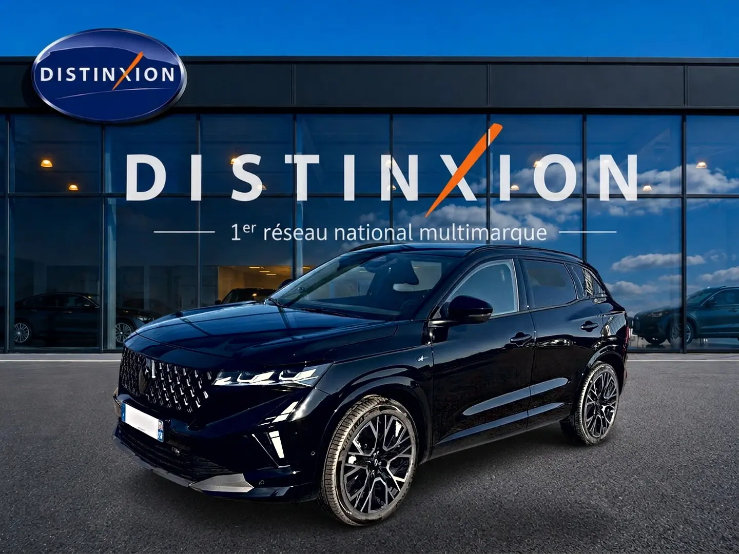 Renault Austral 1.2 e-tech hybride noir en 3/4 avant droit, avec jantes alliage et calandre distinctive.