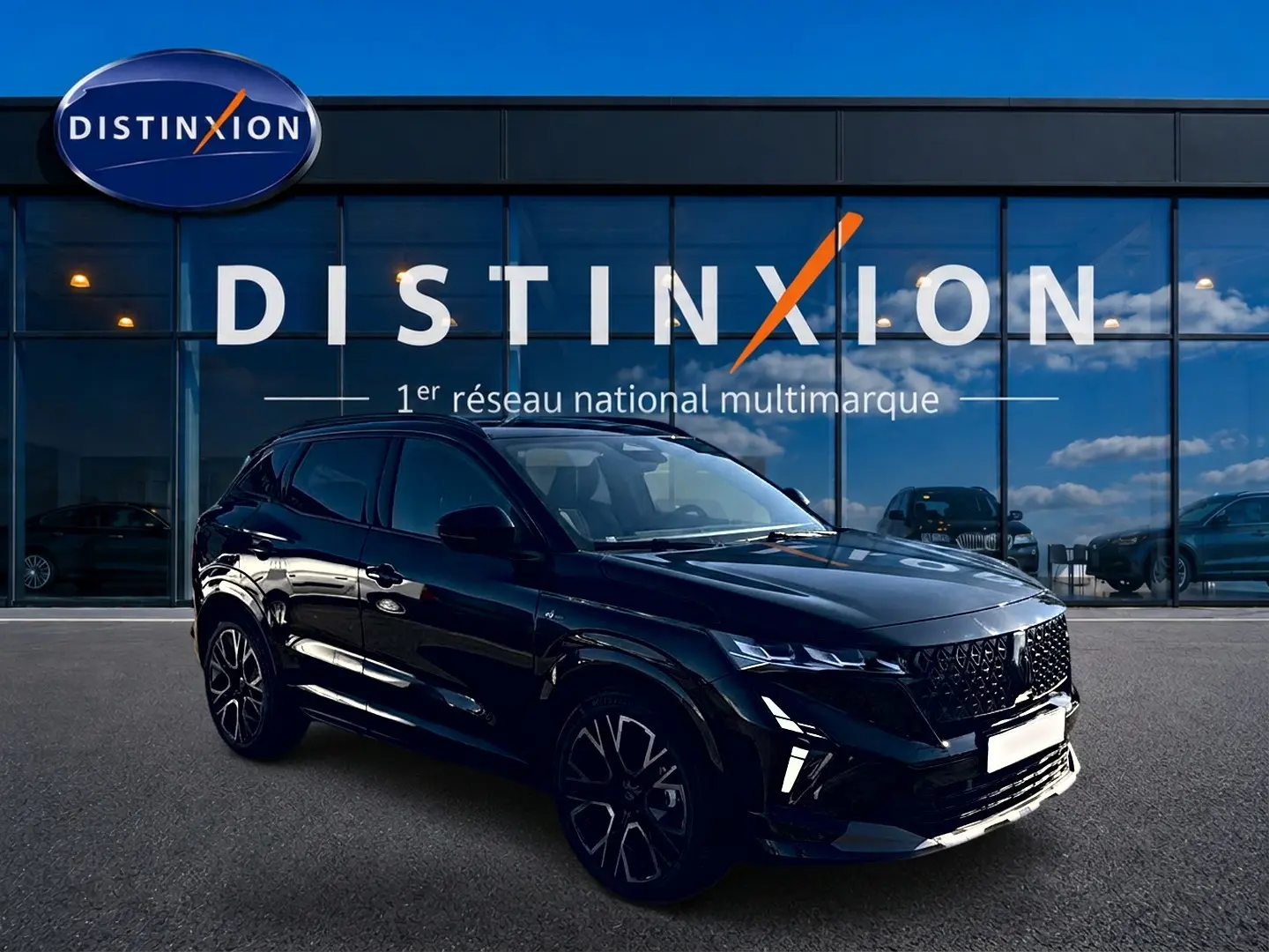 Renault Austral noir en 3/4 avant droit, avec calandre noire distinctive et jantes aluminium stylées.