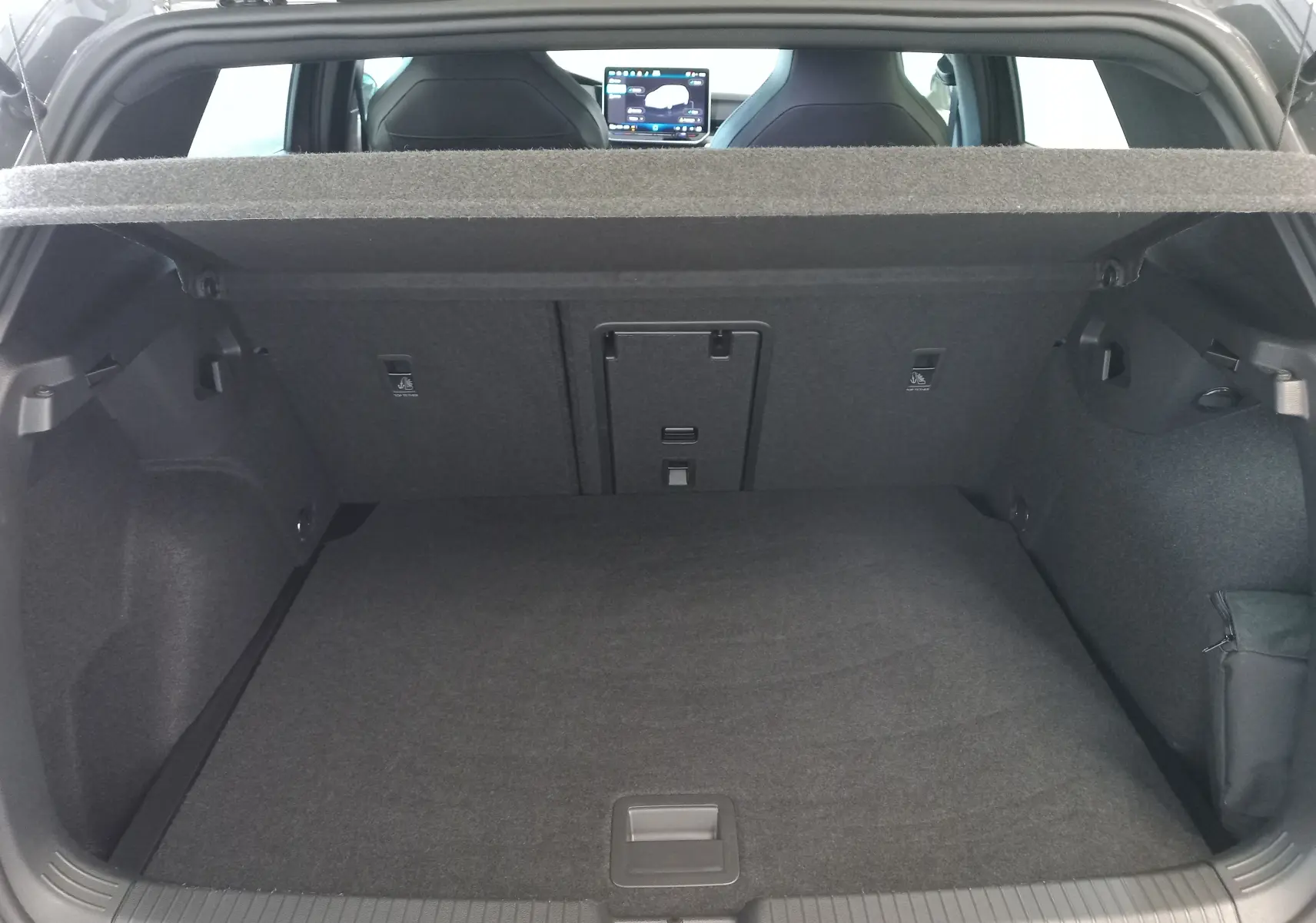 Vue intérieure du coffre spacieux d'une Volkswagen Golf 1.5 eTSI 150 DSG7 R-Line Edition, sans chargement visible.