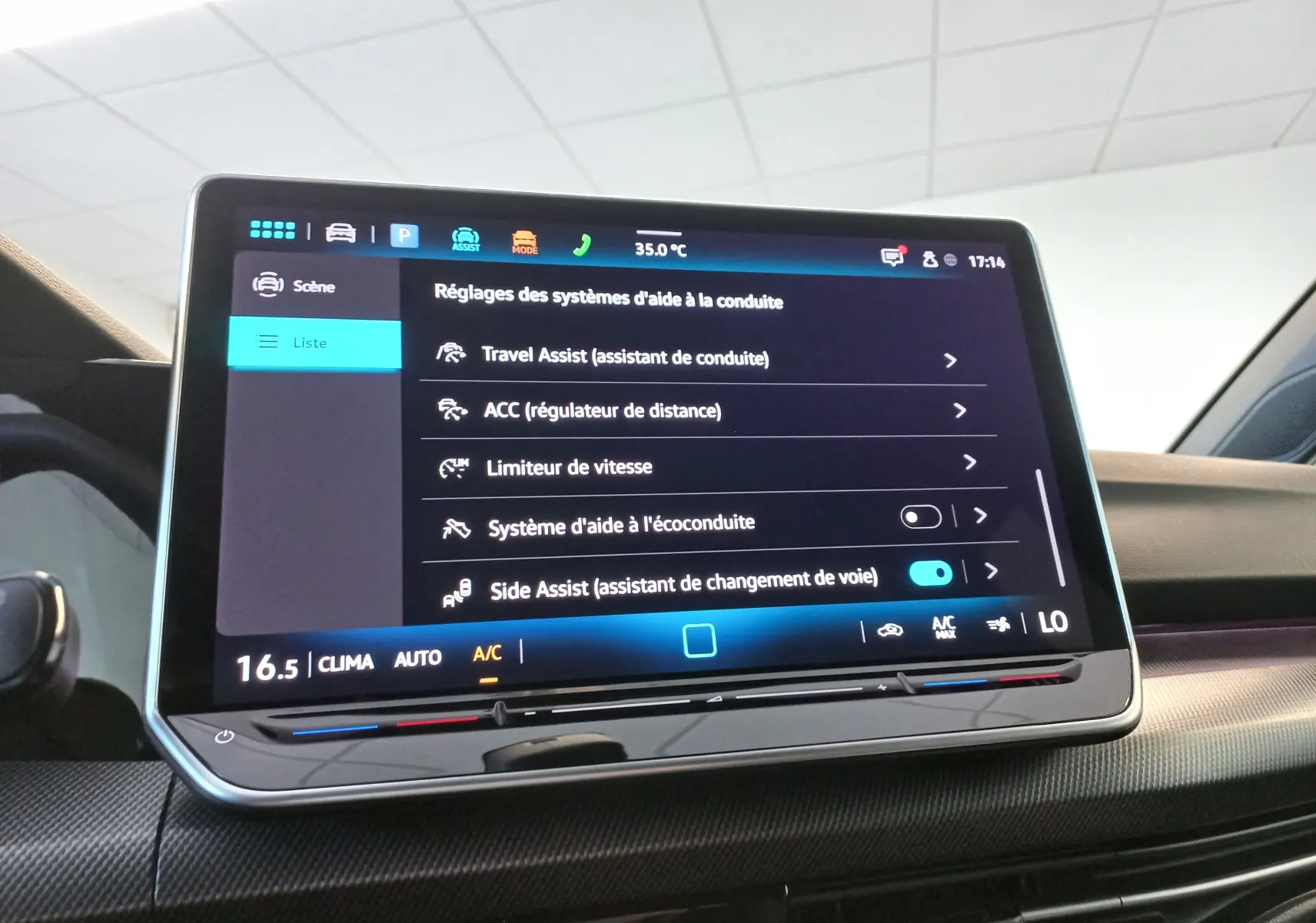 Écran tactile central affichant les réglages d’aide à la conduite dans une Volkswagen Golf Gris Dauphin 2025.