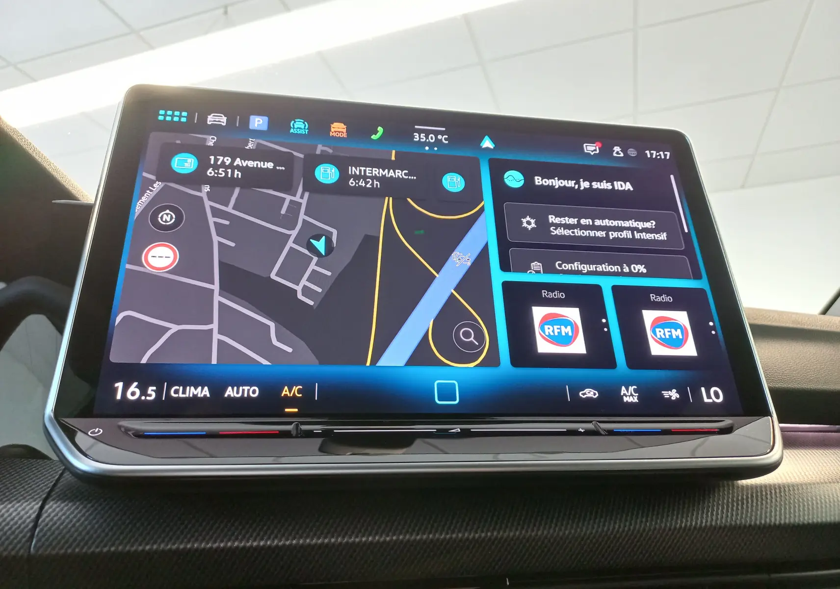 Écran tactile central du Volkswagen Golf 1.5 eTSI 2025 affichant la navigation et les commandes climatiques.