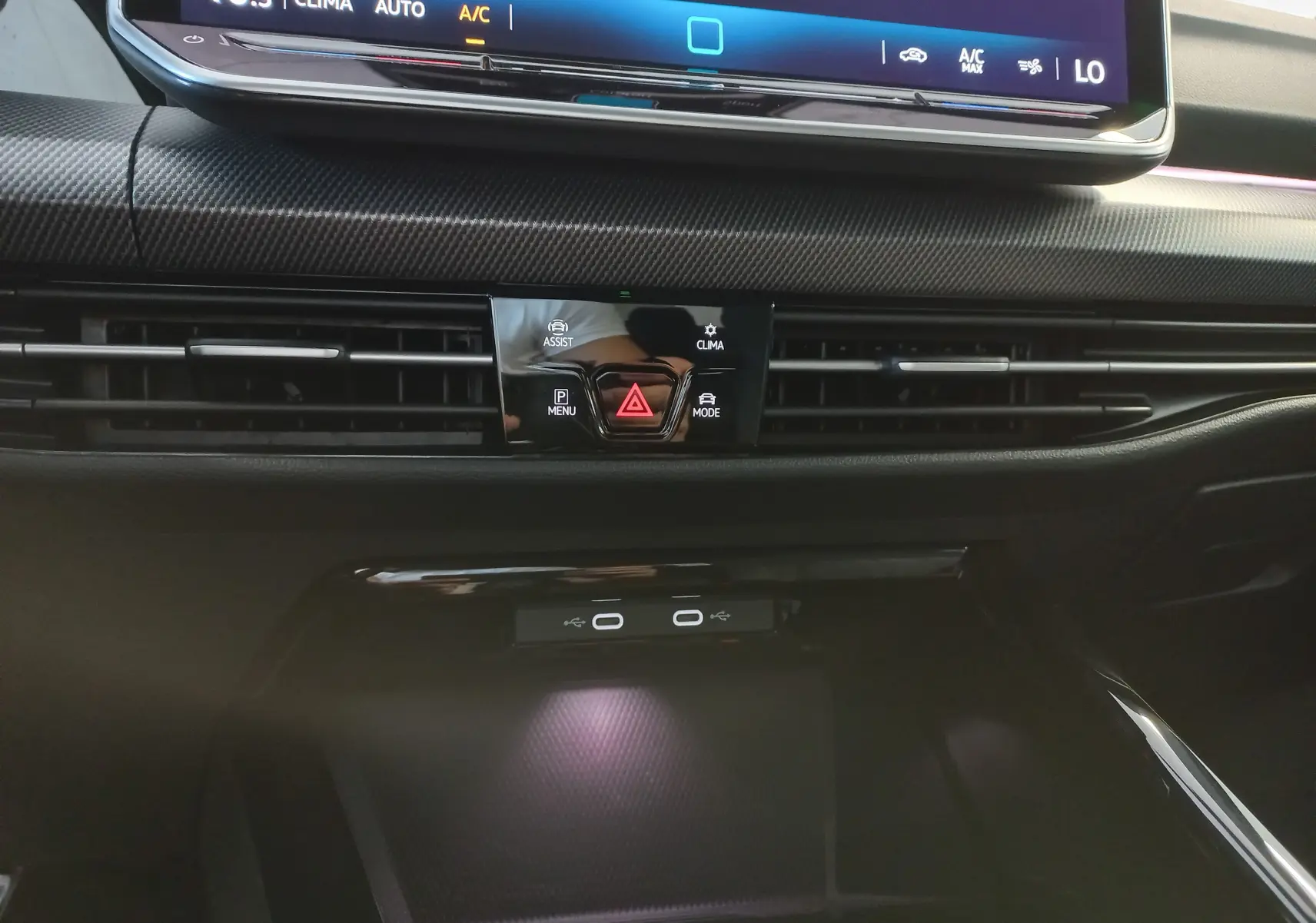 Vue rapprochée du tableau de bord de la Volkswagen Golf 1.5 eTSI 150 DSG7 R-Line Edition avec commandes climatisation et ports USB.