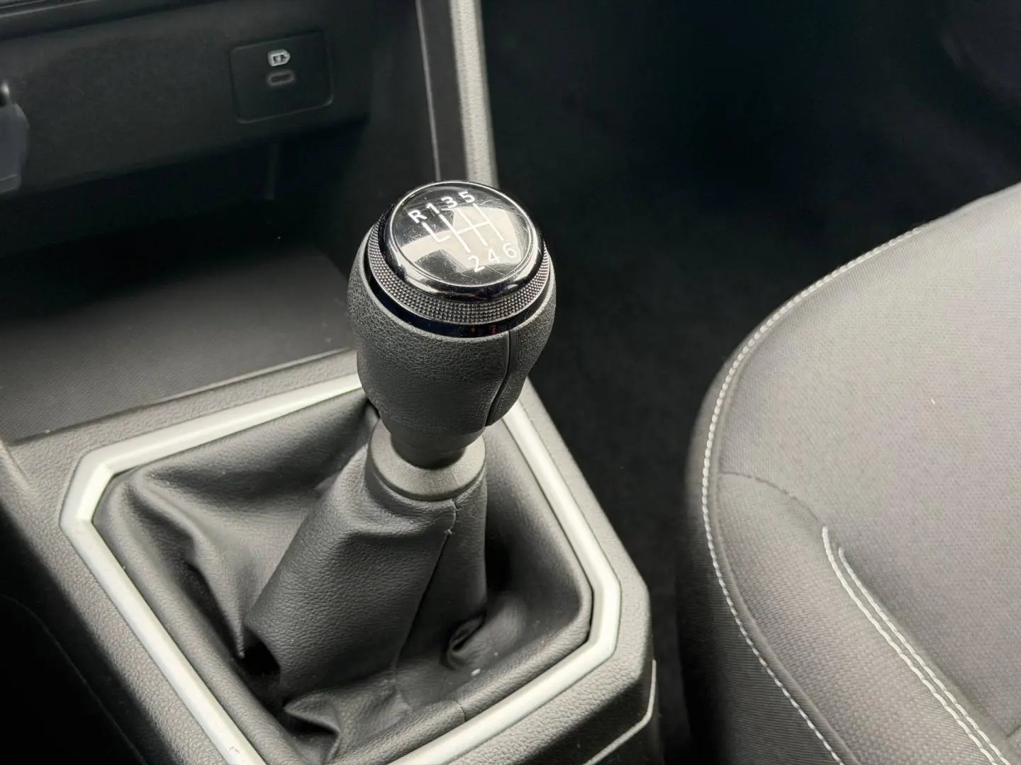 Gros plan sur le levier de vitesses manuel noir et la console centrale du Dacia Jogger 1.0 ECO-G 2025.