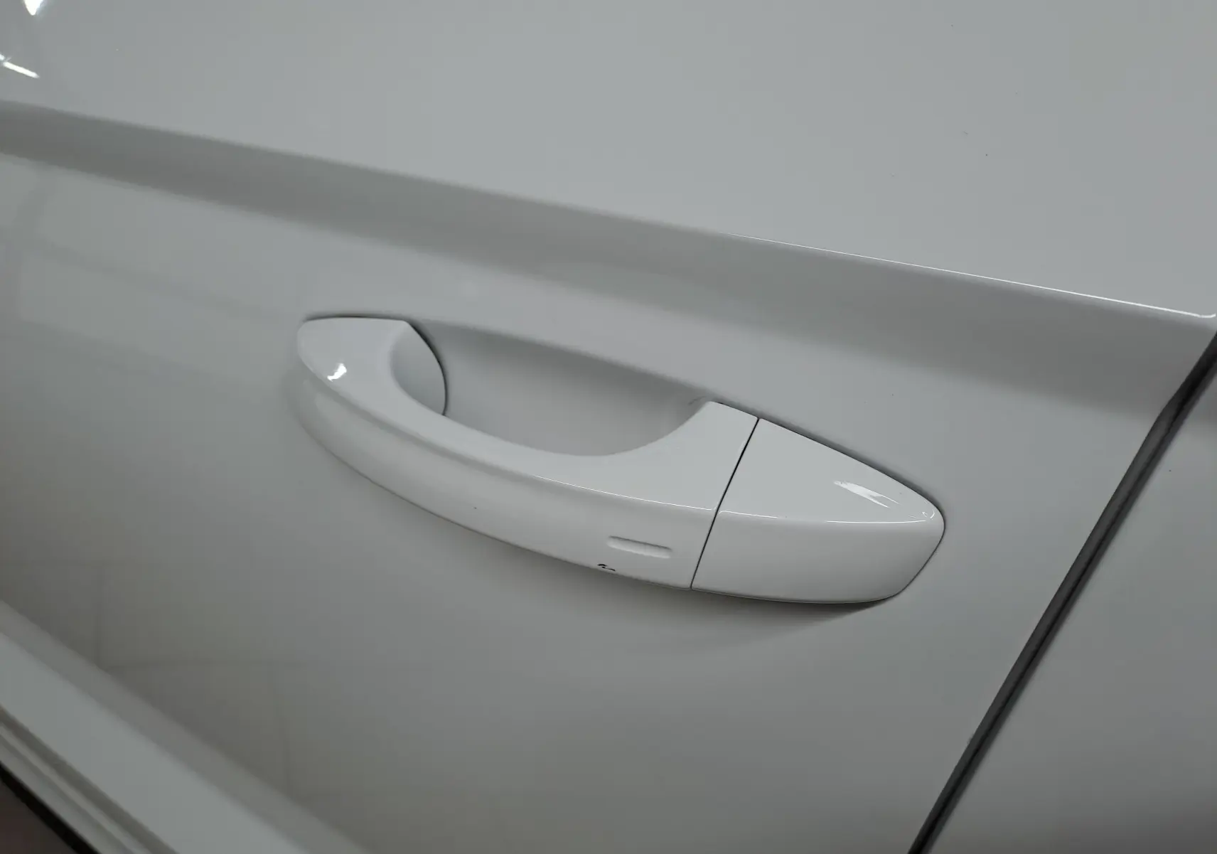 Poignée de porte côté gauche en gros plan sur Skoda Karoq 2.0 TDI 116 DSG7 Sportline blanc lune 2022.