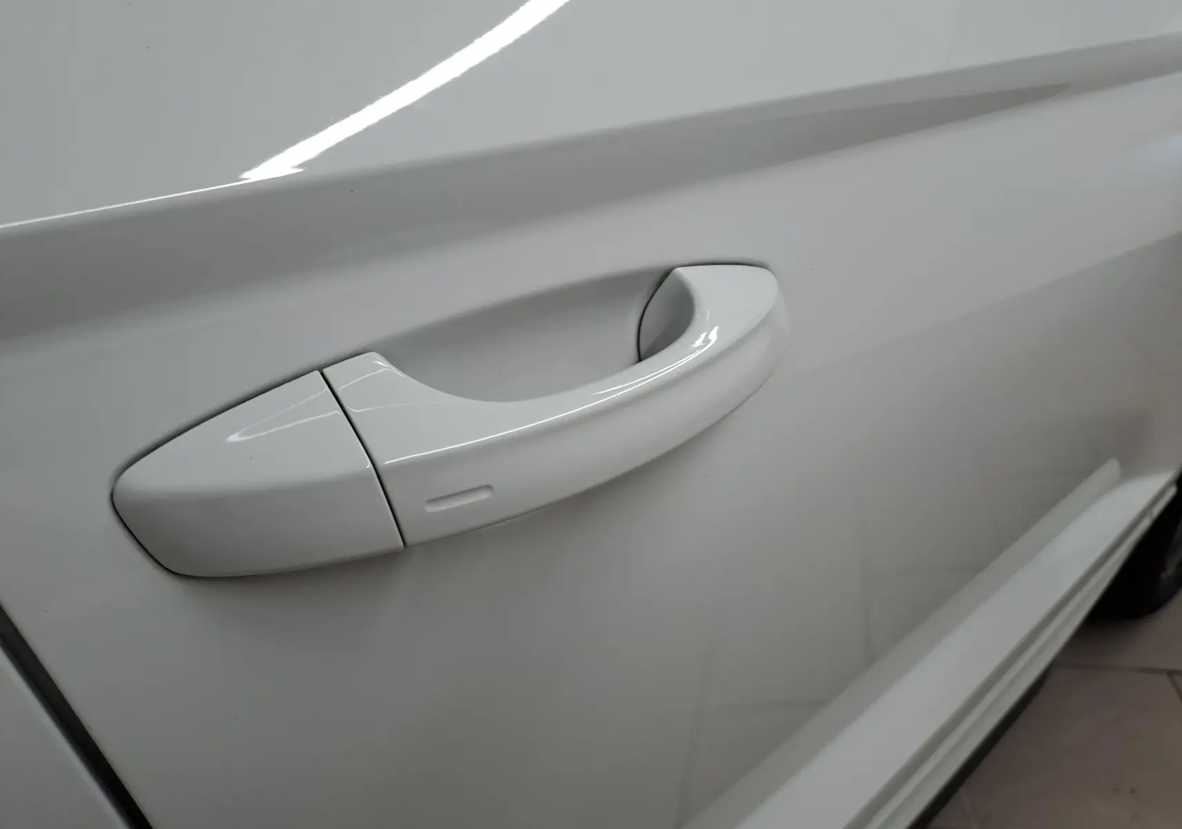 Poignée de porte côté gauche en gros plan sur Skoda Karoq 2.0 TDI 116 DSG7 Sportline blanc lune métallisé 2022.