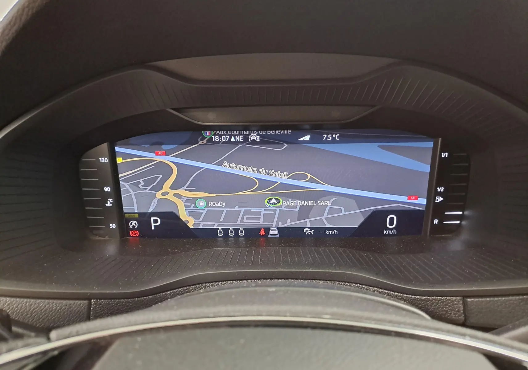 Tableau de bord numérique du Skoda Karoq 2.0 TDI 116 DSG7 Sportline 2022 affichant la navigation et la vitesse à 0 km/h.