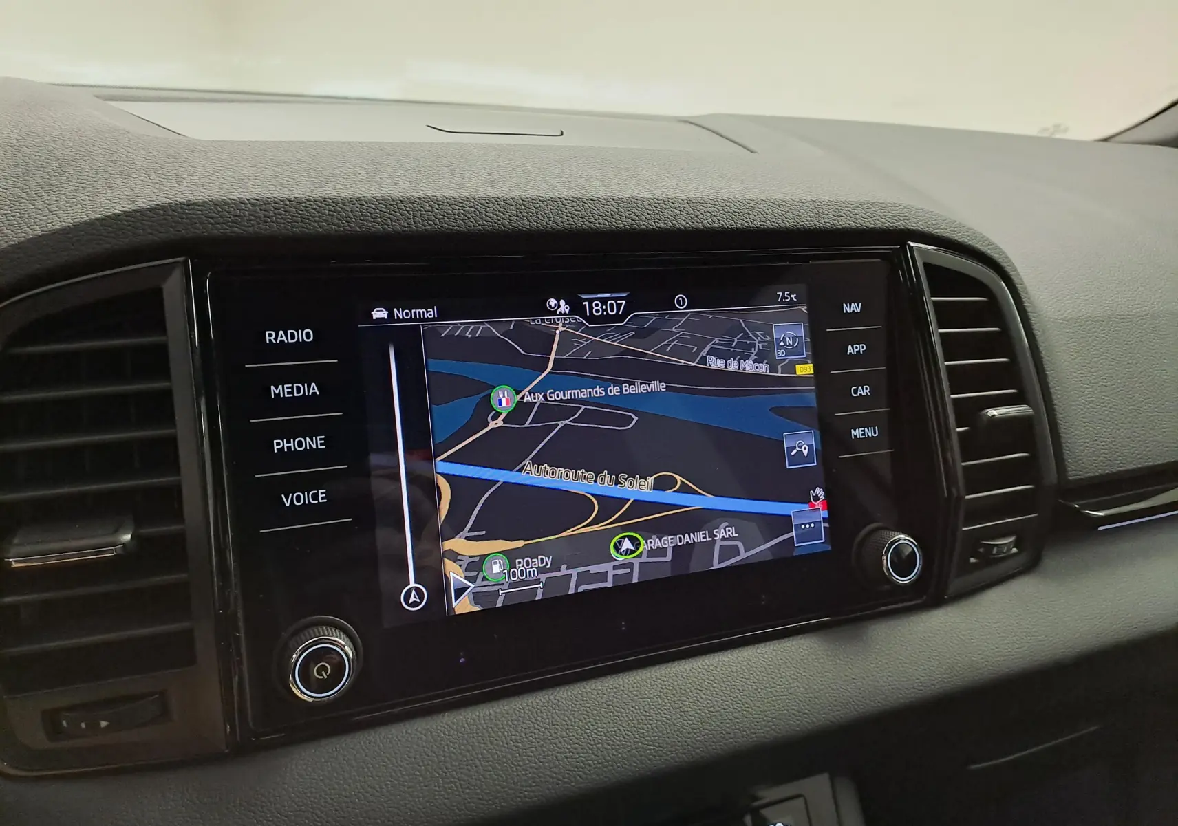 Vue rapprochée de l'écran tactile central du Skoda Karoq 2.0 TDI 116 DSG7 Sportline avec navigation affichée.