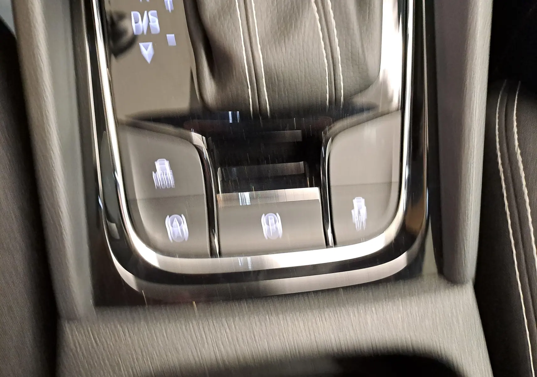 Gros plan sur la console centrale noire avec levier de vitesses et boutons de contrôle du Skoda Karoq 2.0 TDI 116 DSG7 Sportline.