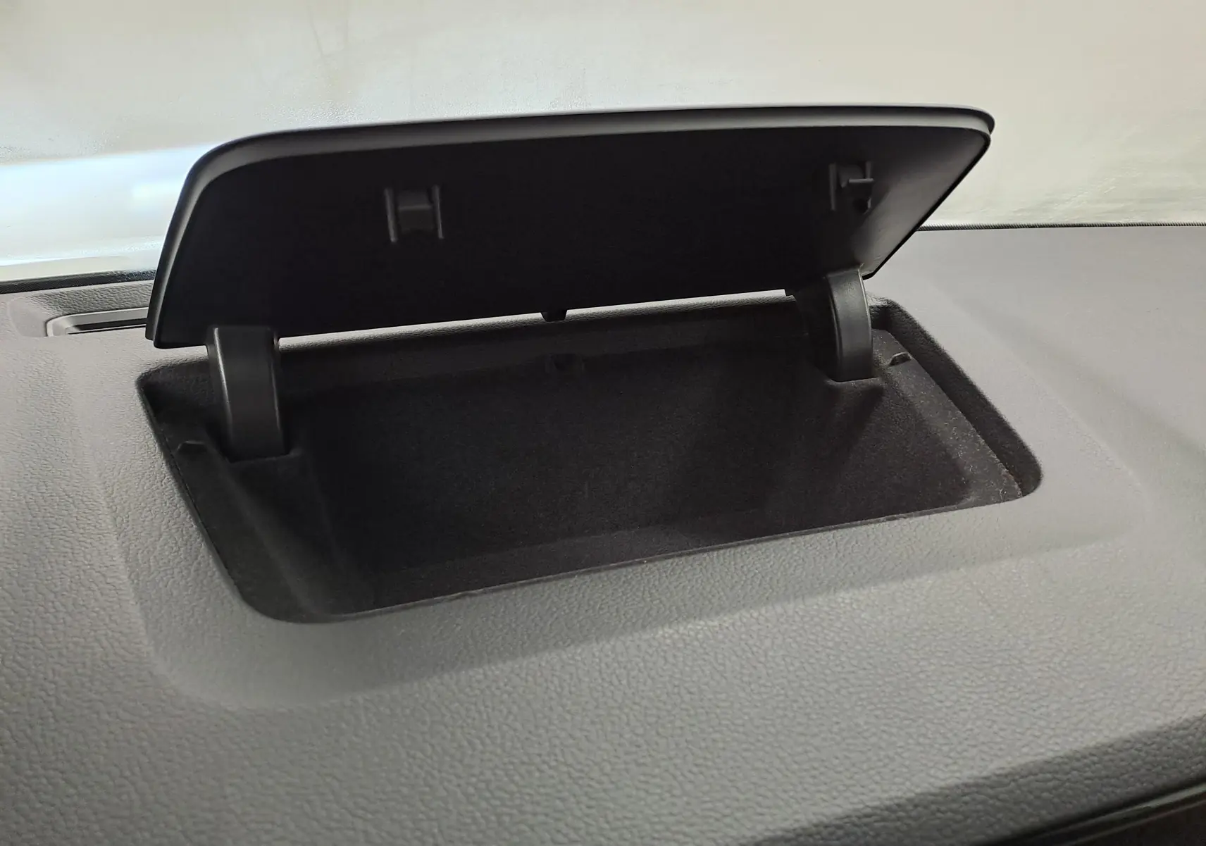 Coffre de rangement ouvert sur le tableau de bord du Skoda Karoq 2.0 TDI 116 DSG7 Sportline 2022 Blanc Lune.