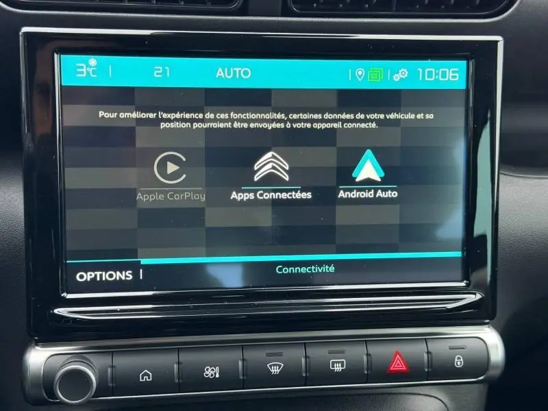 Écran tactile central du tableau de bord de la Citroën C3 Aircross blanc, affichant les options Apple CarPlay et Android Auto.