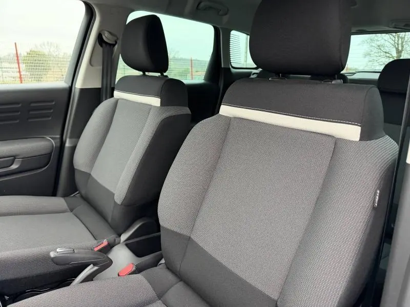 Vue rapprochée des sièges avant gris Mica Grey de la Citroën C3 Aircross 2024, version diesel Blanc Banquise.