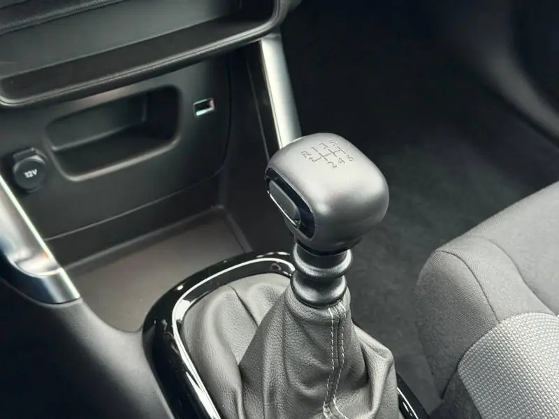 Le levier de vitesses manuel noir de la Citroën C3 Aircross 2024 vu en gros plan côté conducteur.