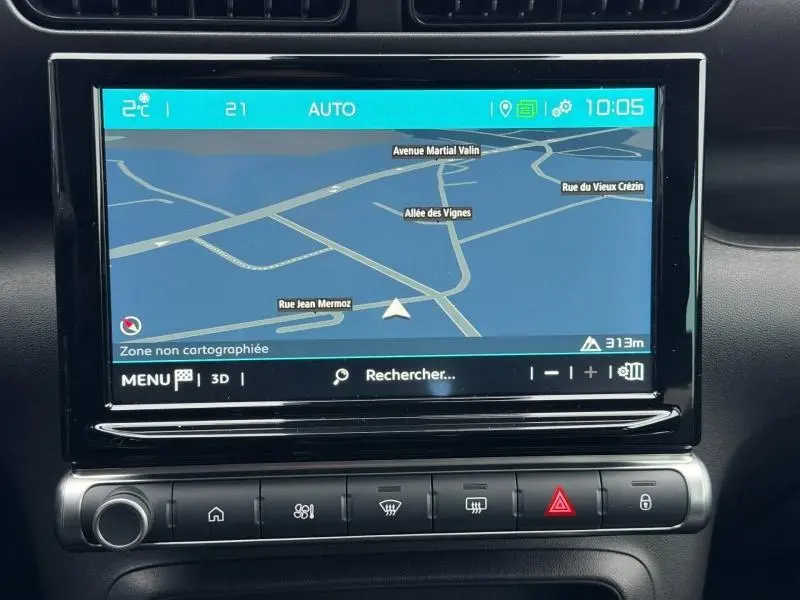 Écran tactile central du tableau de bord du Citroën C3 Aircross 2024 affichant la navigation GPS.