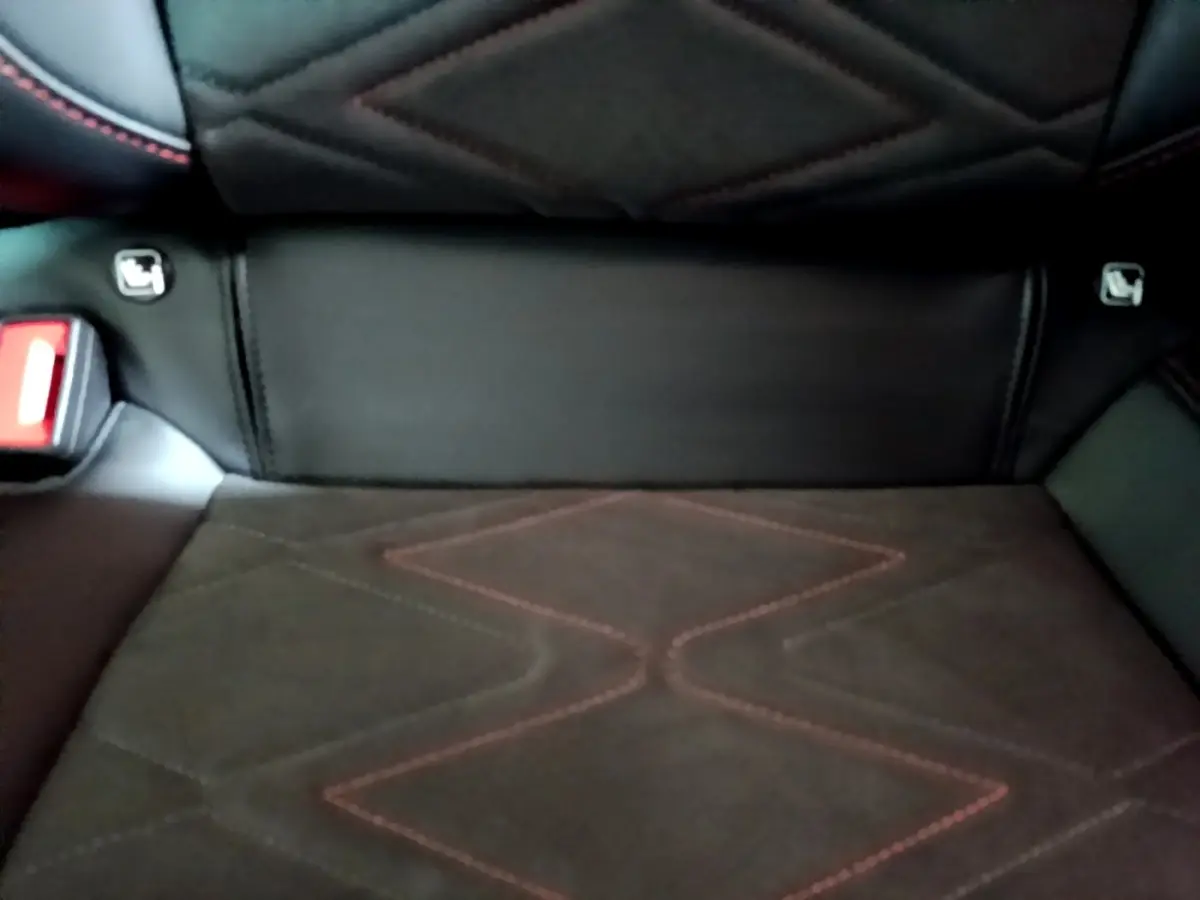 Détail de la banquette arrière noire avec surpiqûres rouges du SEAT Leon 1.5 eTSI 150 DSG FR 2021.