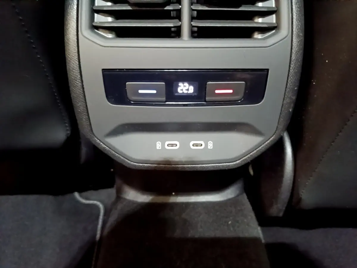 Détail de la console arrière du SEAT Leon bleu 2021 avec commandes climatisation digitale et ports USB-C.