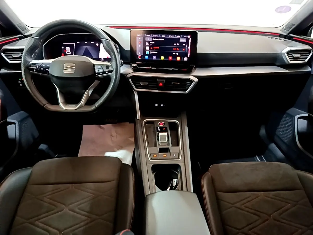 Intérieur du SEAT Leon 1.5 eTSI 150 DSG 2021, vue de face sur le tableau de bord noir avec écran tactile central.