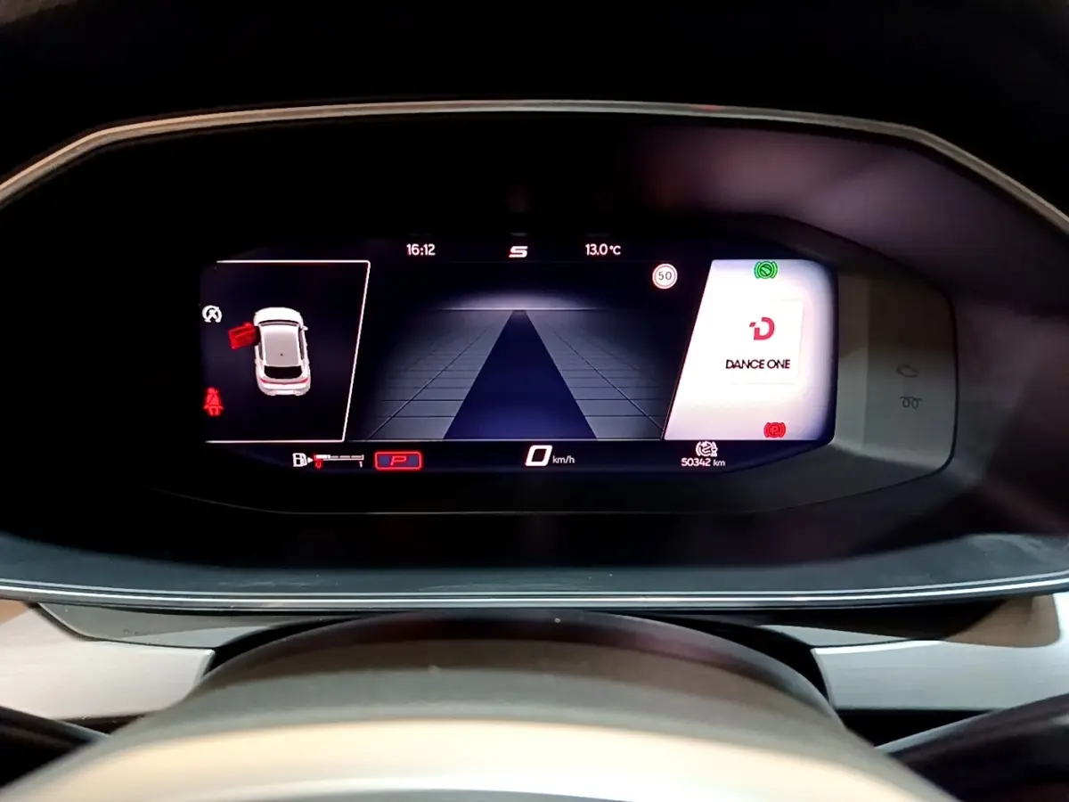 Affichage numérique du tableau de bord du SEAT Leon 1.5 eTSI 150 DSG, avec indicateurs de vitesse et caméra arrière.