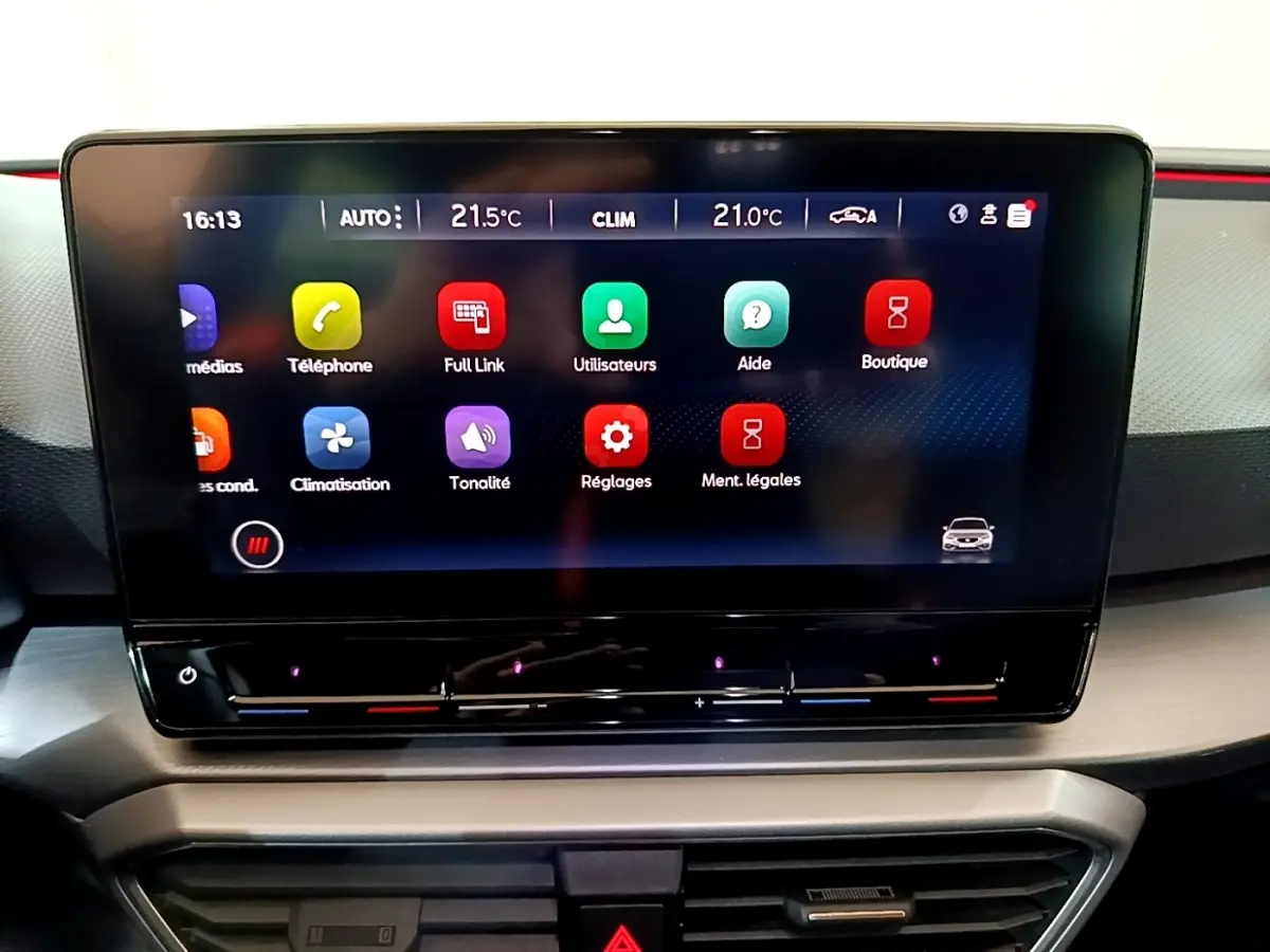 Écran tactile central 10 pouces du tableau de bord de la SEAT LEON 1.5 eTSI 150 DSG S&S FR, ambiance moderne.