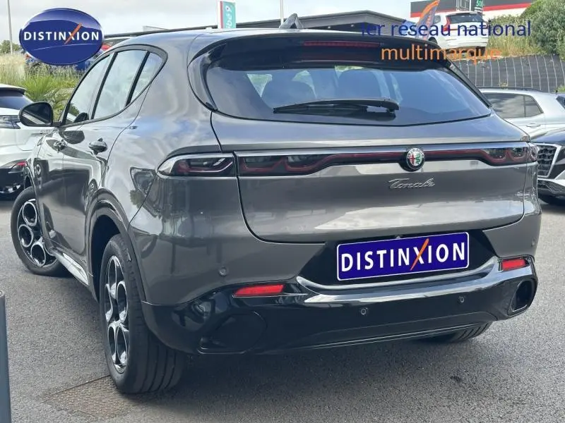 Vue 3/4 arrière droite d'une Alfa Romeo Tonale gris Vesuvio métallisé avec feux arrière LED et jantes alu distinctives.