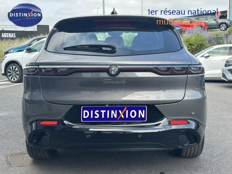 Vue arrière d'une Alfa Romeo Tonale 1.5 Hybrid 130ch Sprint gris Vesuvio métallisé avec feux arrière LED et diffuseur noir.