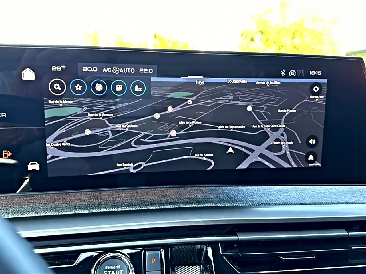 Écran tactile central du tableau de bord du Peugeot 3008 bleu, affichant la navigation GPS en vue panoramique.