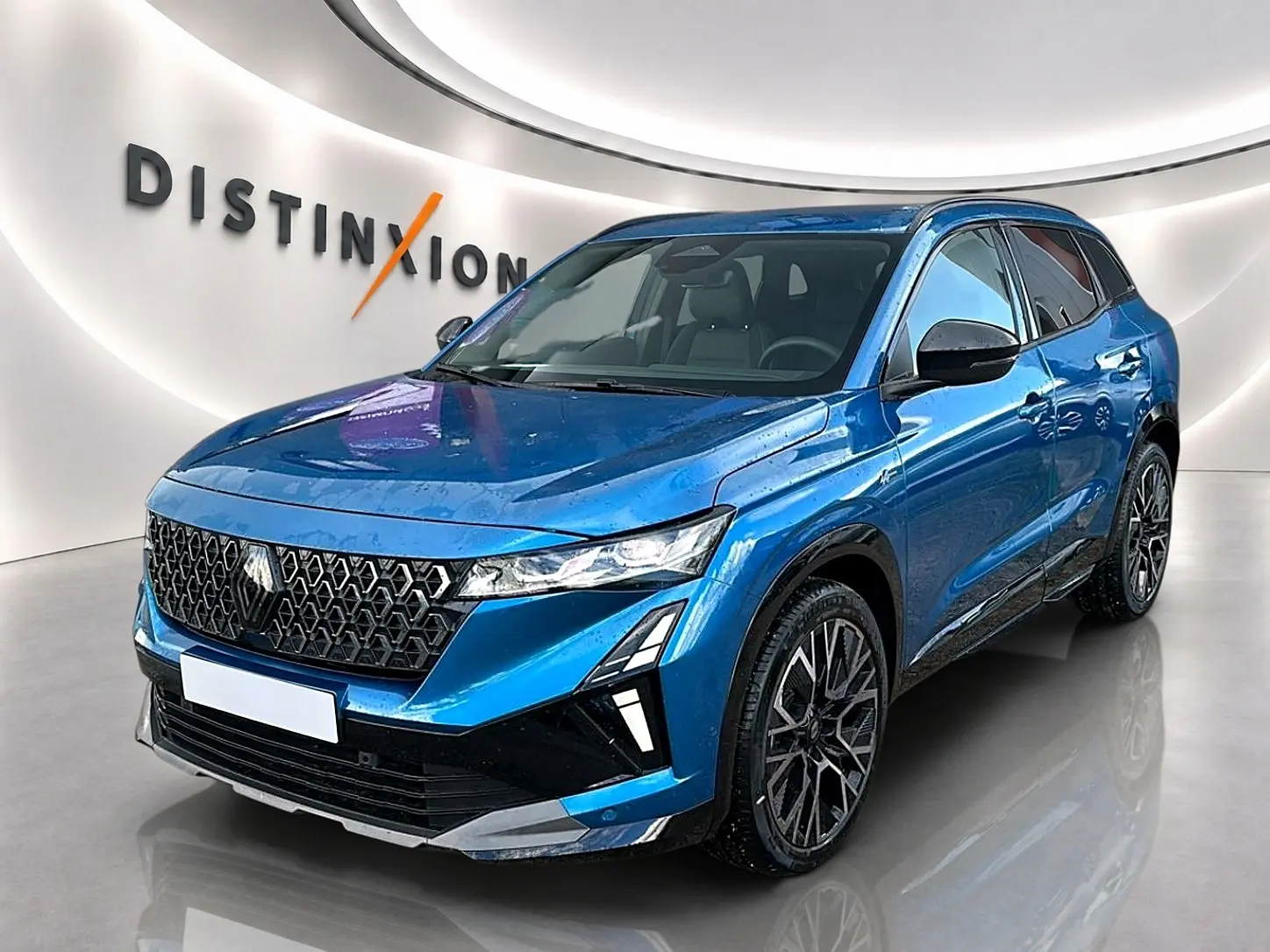 Renault Austral bleu outremer en vue 3/4 avant droit, avec calandre noire et jantes alliage distinctives.