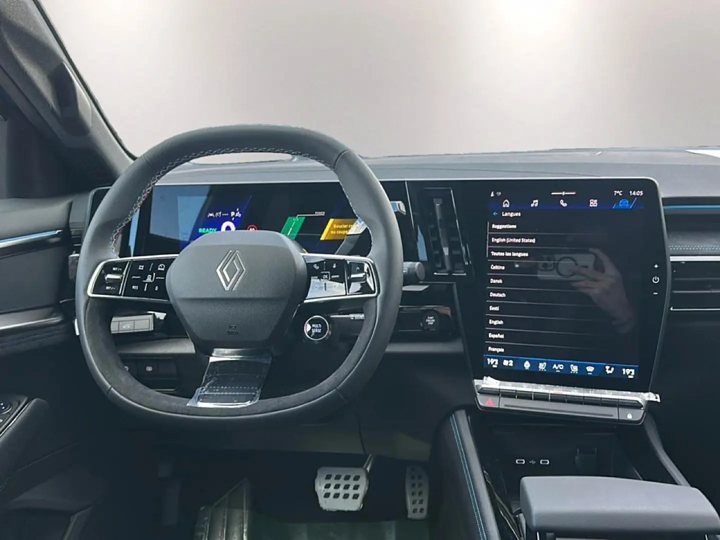 Vue intérieure centrée sur le volant et l'écran tactile vertical du Renault Austral 2026, finition esprit alpine.