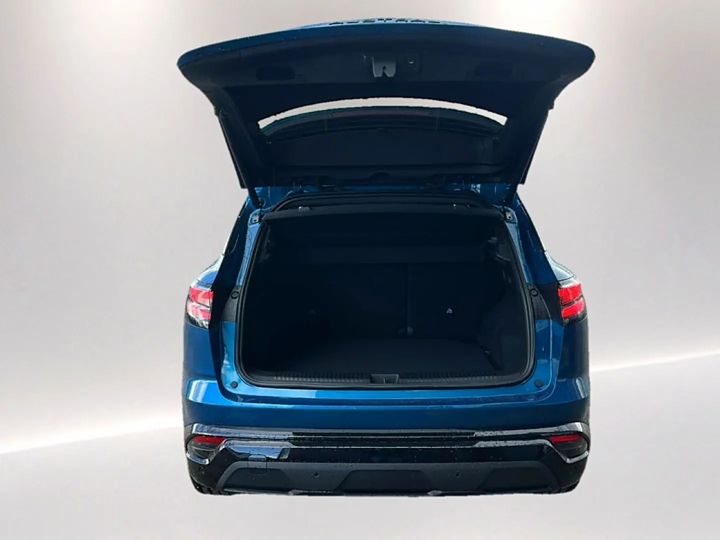 Vue arrière du Renault Austral bleu outremer avec hayon ouvert dévoilant le coffre spacieux et feux arrière LED allumés.