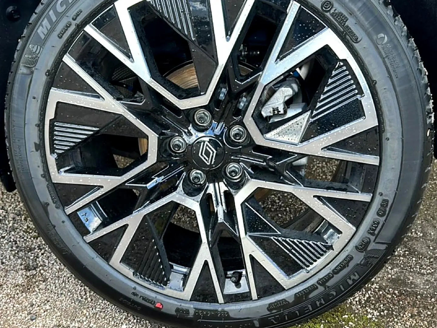 Gros plan sur la jante alu noire et argentée du Renault Austral 1.2 e-tech full hybrid 200 esprit alpine, pneu Michelin visible.