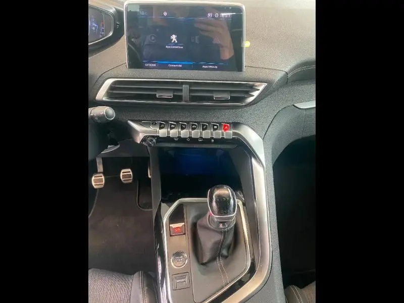 Vue rapprochée de la console centrale du Peugeot 3008 rouge 2018, avec levier de vitesses manuel et écran tactile.