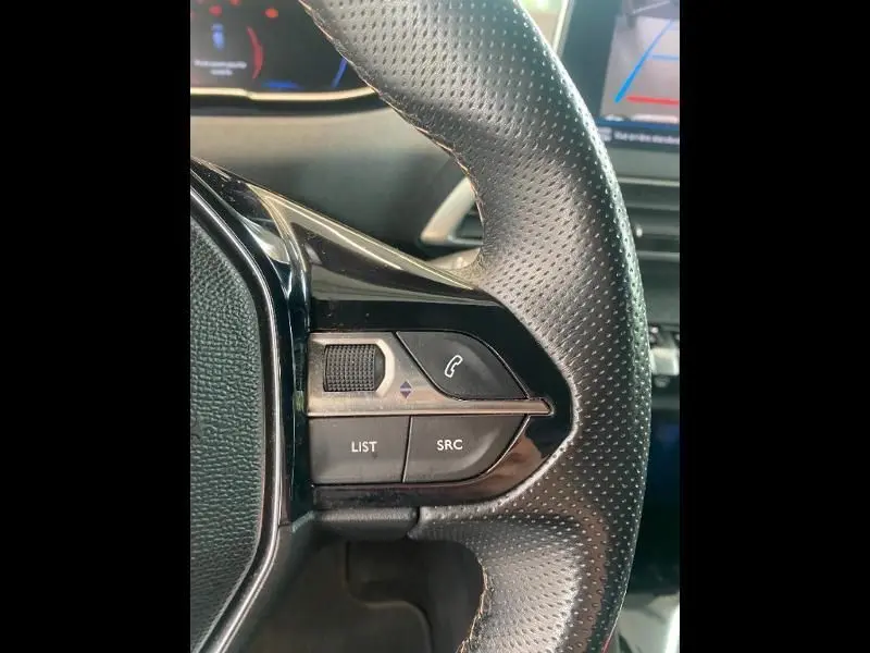 Gros plan sur les commandes gauche du volant en cuir perforé du Peugeot 3008 rouge, version GT Line 2018.