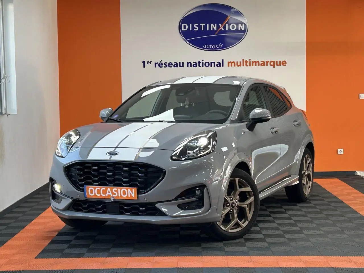 Ford Puma gris vue 3/4 avant droit avec jantes alliage 18 pouces finition Gold et calandre noire