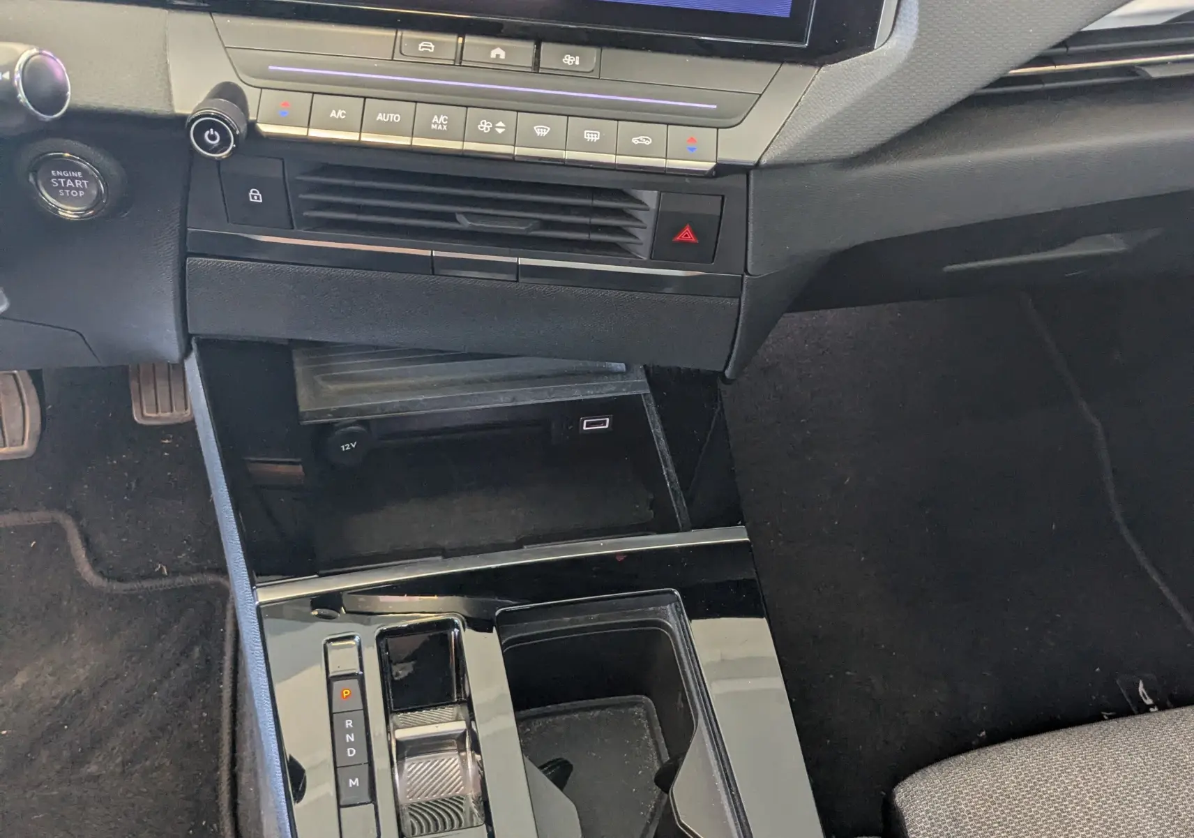 Vue intérieure centrée sur la console centrale et l'écran tactile de l'Opel Astra 1.5D 130ch BVA8 Elegance de 2022.