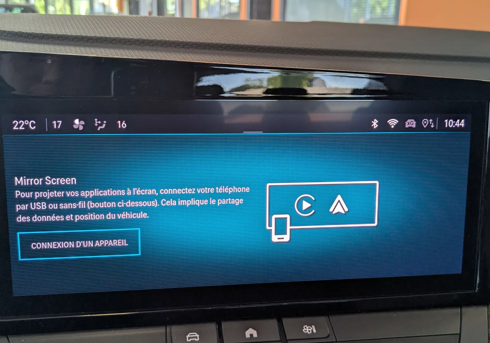 Écran tactile central de l’Opel Astra bleu 2022 affichant la fonction Mirror Screen avec commandes climatisation en dessous