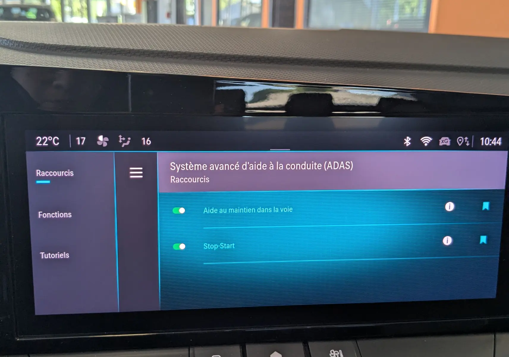 Écran tactile du système d'aide à la conduite dans l'habitacle d'une Opel Astra 1.5D bleu, vue intérieure centrale.