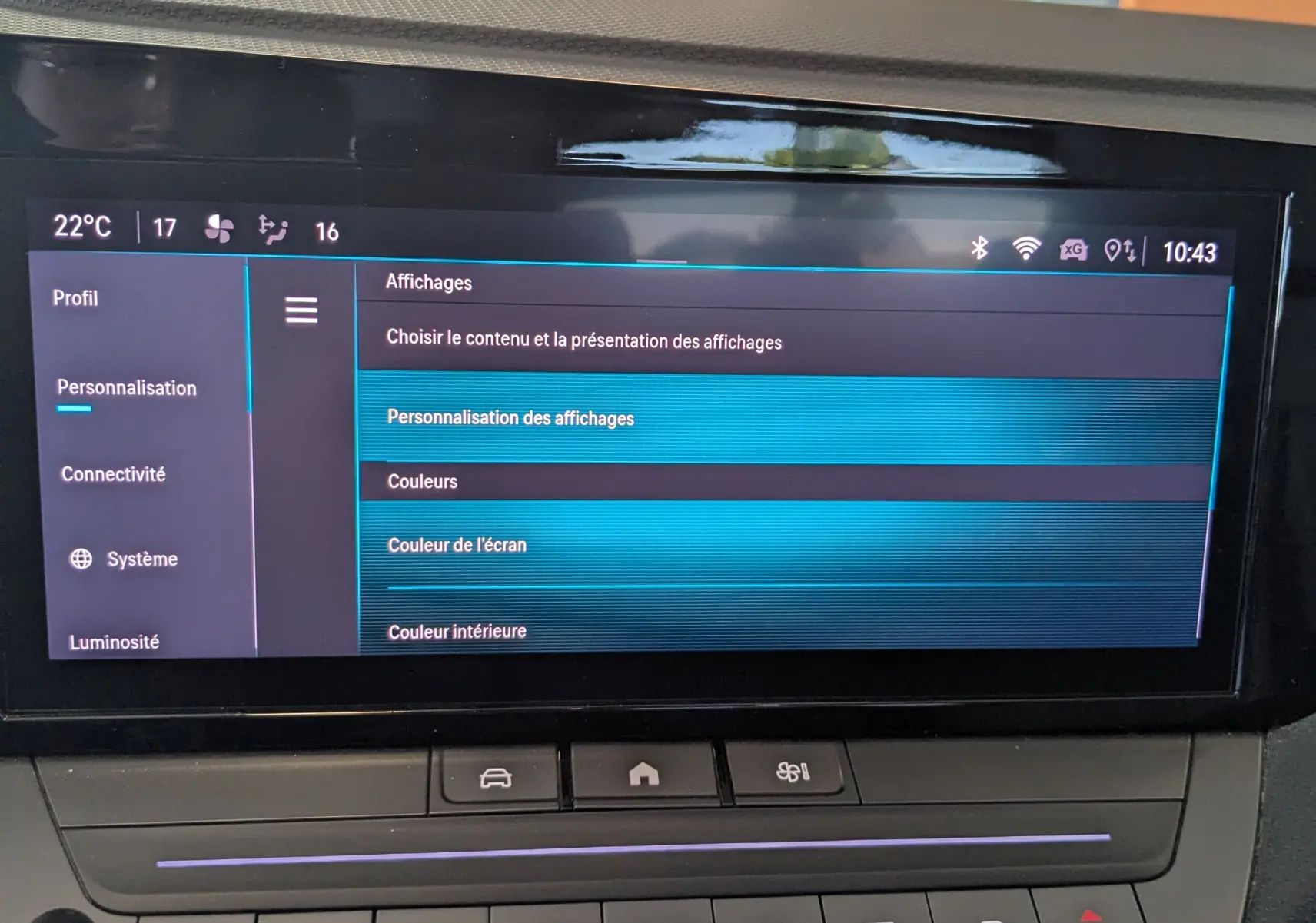 Tableau de bord de l'Opel Astra 2022 avec écran tactile central affichant les options de personnalisation des couleurs.