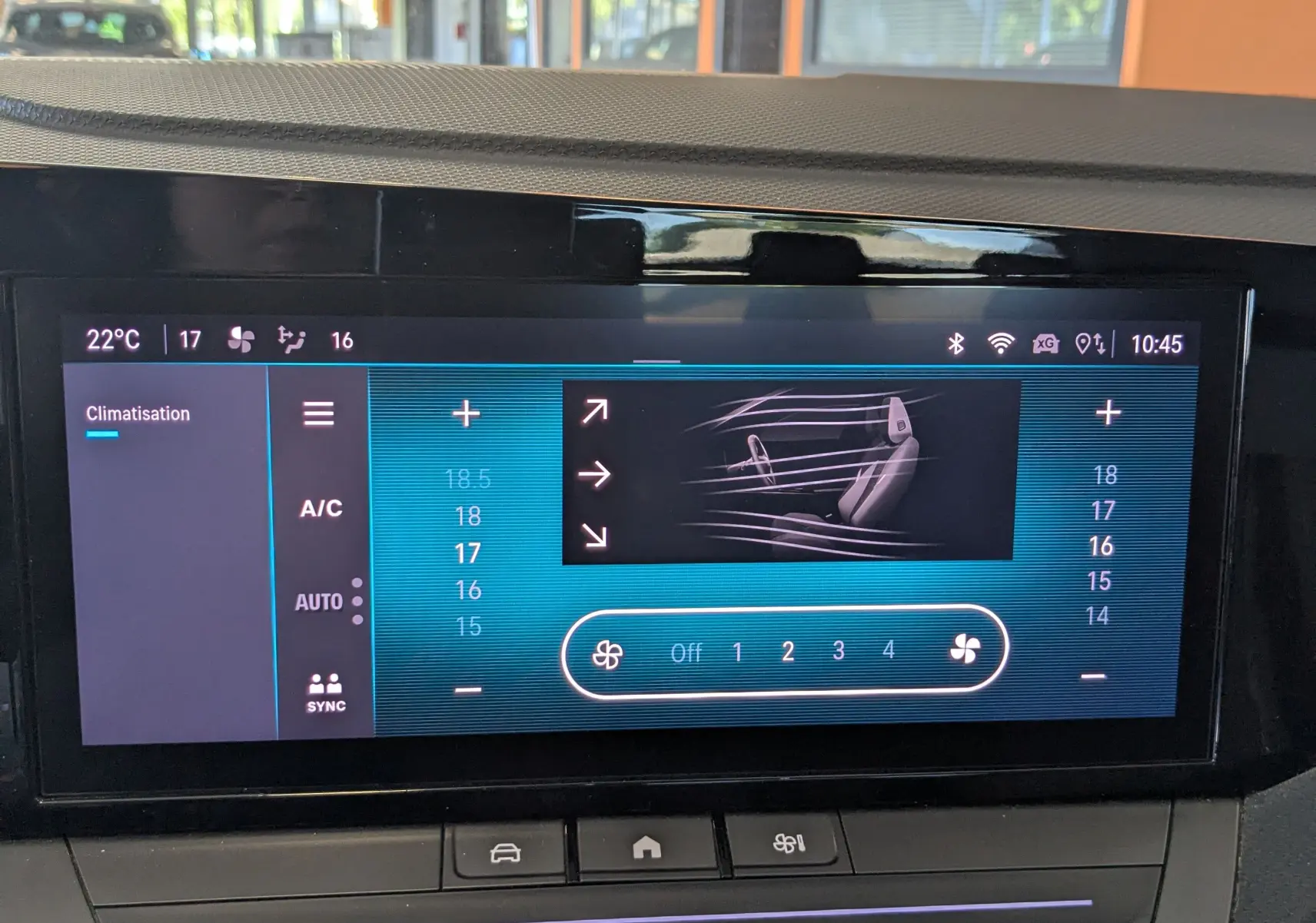 Tableau de bord de l'Opel Astra 2022, affichage tactile de la climatisation avec réglages précis et commandes physiques.