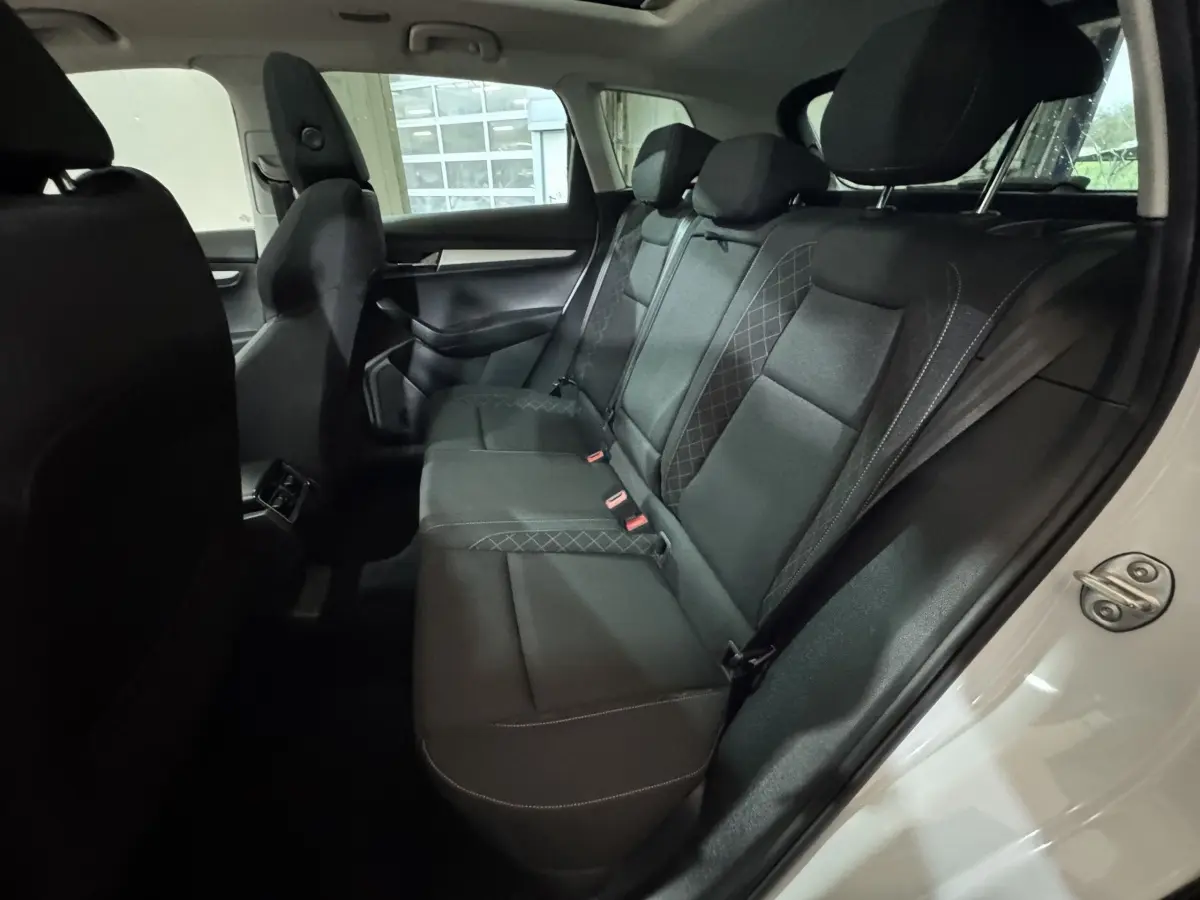 Vue intérieure côté droit des sièges arrière noirs avec surpiqûres du Skoda Karoq blanc 2021.