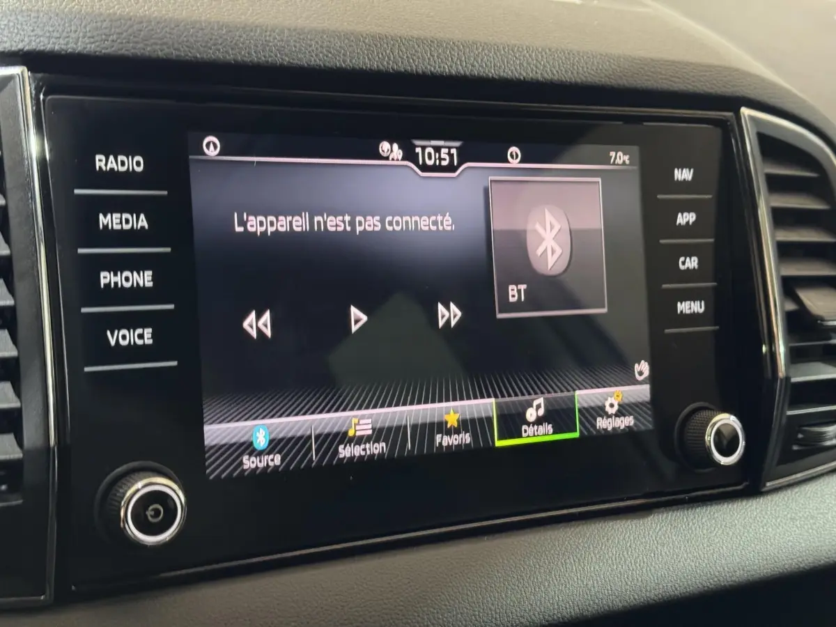 Écran tactile central du tableau de bord du Skoda Karoq blanc, affichant le menu Bluetooth non connecté.