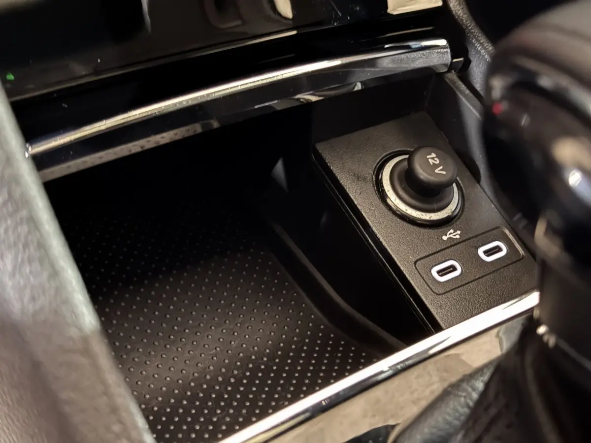 Prise 12V et deux ports USB situés dans la console centrale du Skoda Karoq blanc, version 2021.