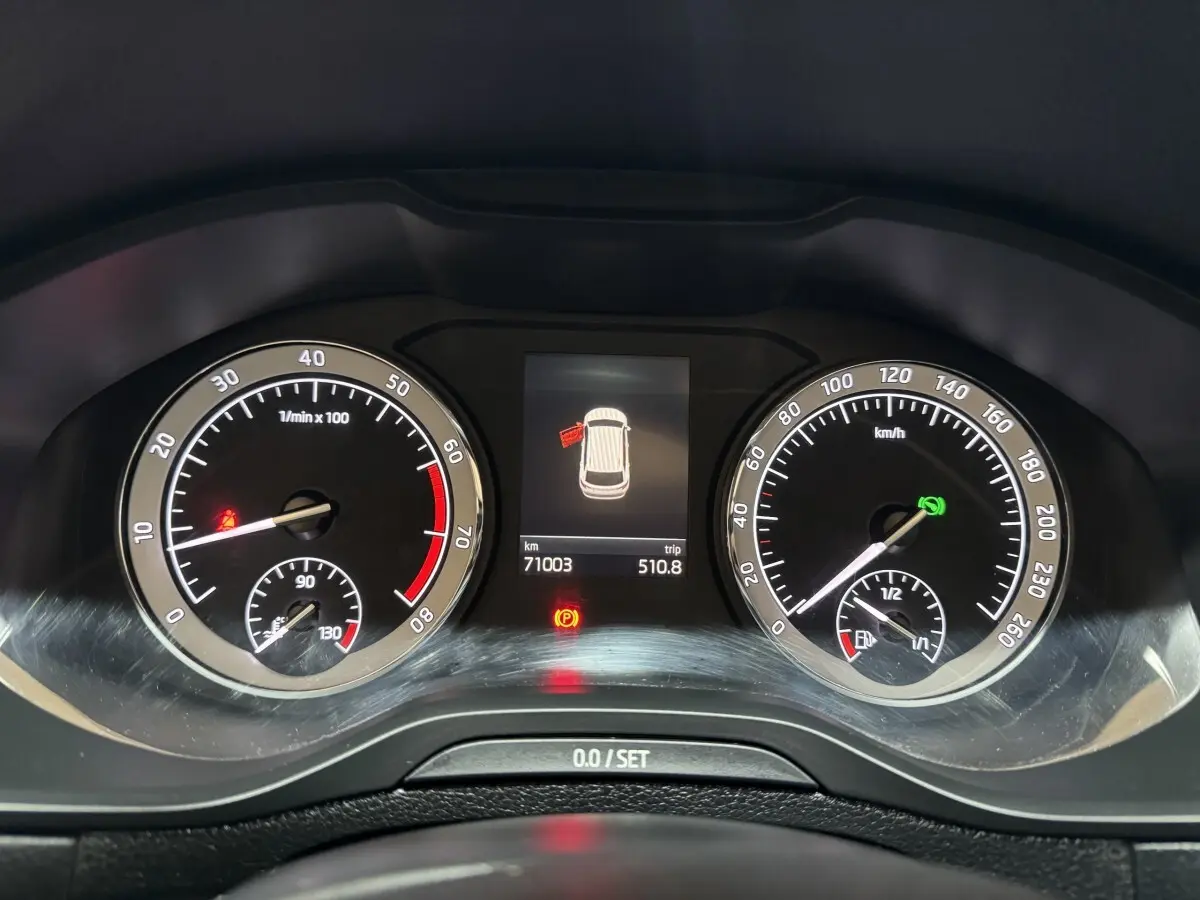 Vue de profil côté gauche d'un Skoda Karoq blanc 2021 avec jantes alliage et rails de toit noirs.