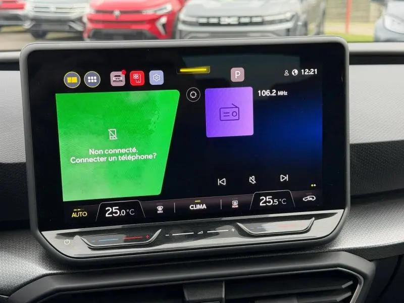 Écran tactile central du tableau de bord du SEAT LEON 2025, affichant la climatisation et la connexion téléphone non établie.