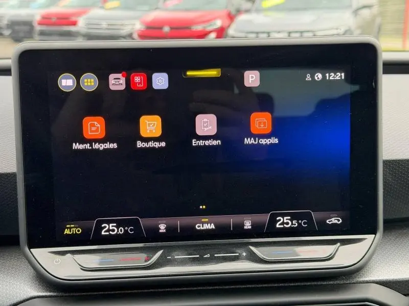 Écran tactile central du tableau de bord du SEAT Leon 2025, affichant le menu entretien et température à 25,5°C.