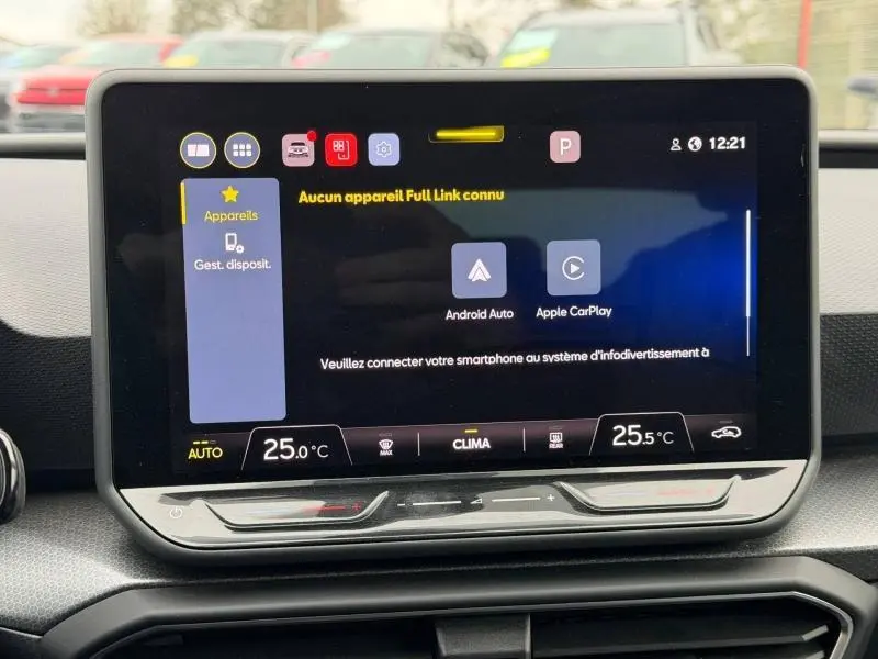 Écran tactile central du tableau de bord de la SEAT LEON 2025, affichant les options Android Auto et Apple CarPlay.