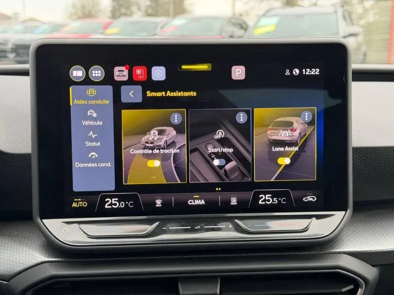 Écran tactile central du tableau de bord du SEAT LEON 2025 affichant les assistants de conduite et la climatisation.