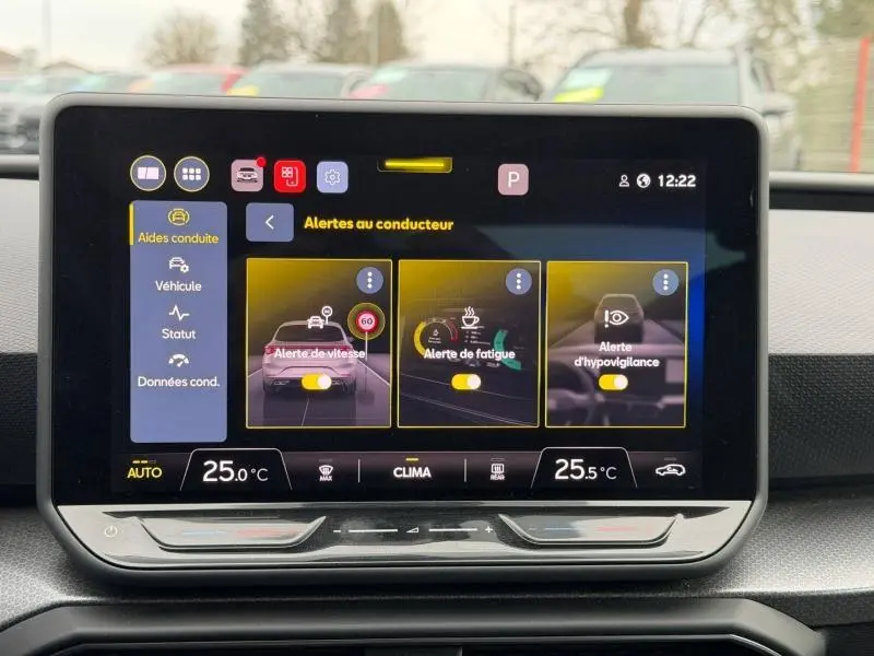 Écran tactile du tableau de bord du SEAT LEON 2025 affichant les alertes au conducteur et la climatisation.