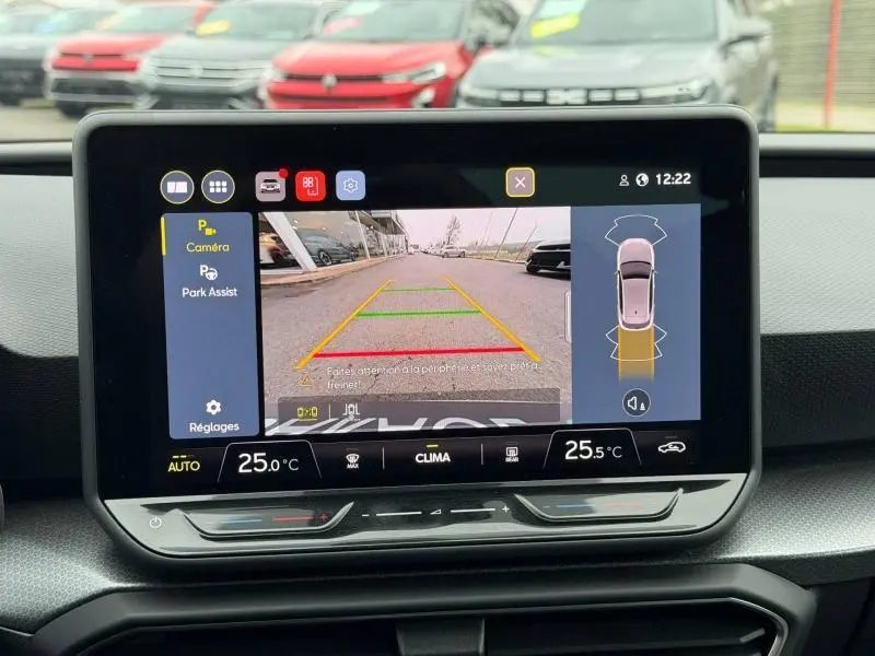 Vue de l'écran central de la SEAT LEON 2.0 TDI 115ch STYLE XL 2025 montrant la caméra de recul avec l'affichage des aides au stationnement.