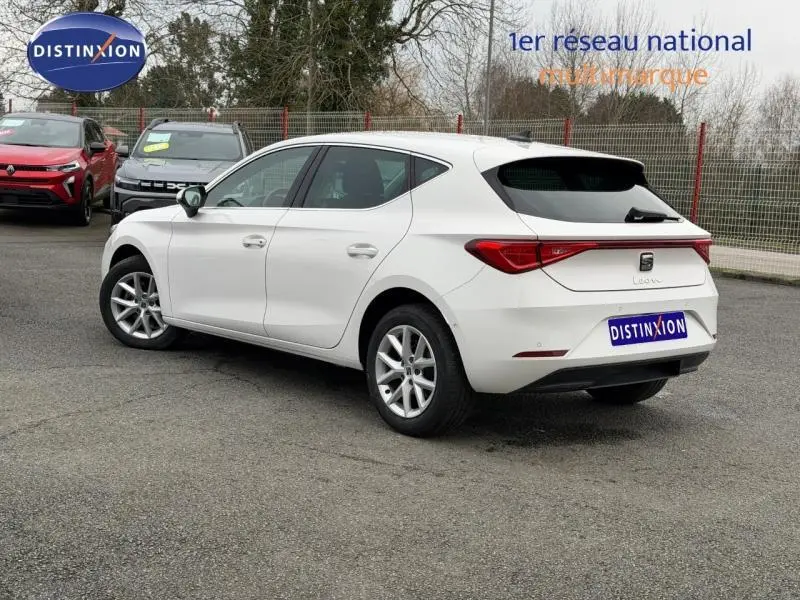 SEAT Leon 2.0 TDI 115ch STYLE XL blanche vue 3/4 arrière droit, avec feux arrière allongés et jantes alliage.