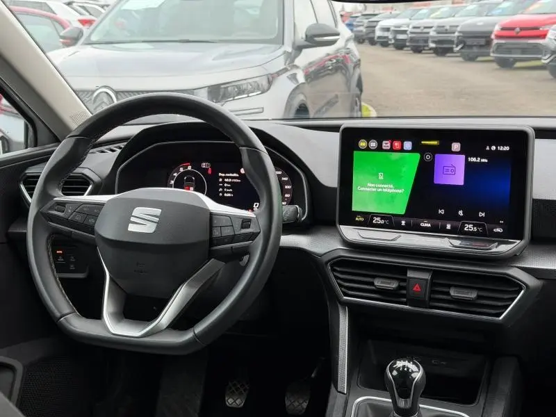 Vue intérieure du poste de conduite d'une SEAT LEON 2025 diesel, avec volant multifonction et écran tactile central allumé.